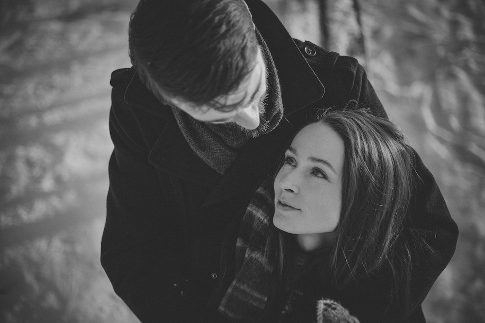 Homme bienveillant enlaçant une femme heureuse thérapie de couple Colmar