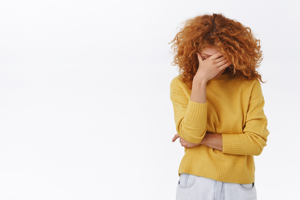 Femme qui se tient la tête thérapie individuelle
