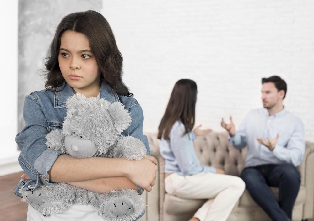 dispute de couple devant une enfant triste thérapie conjugale