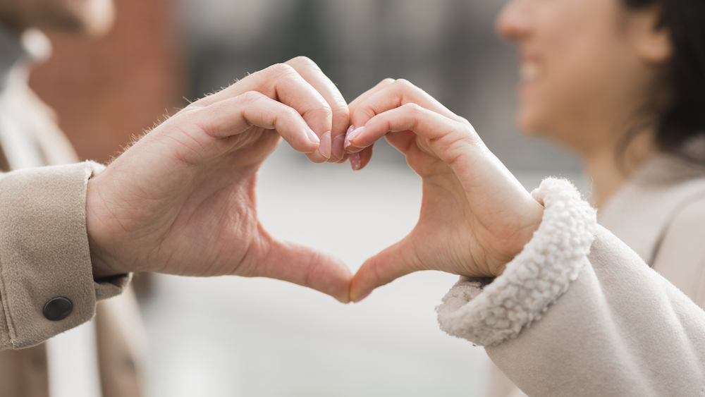 mains homme et femme formant un coeur thérapie couple