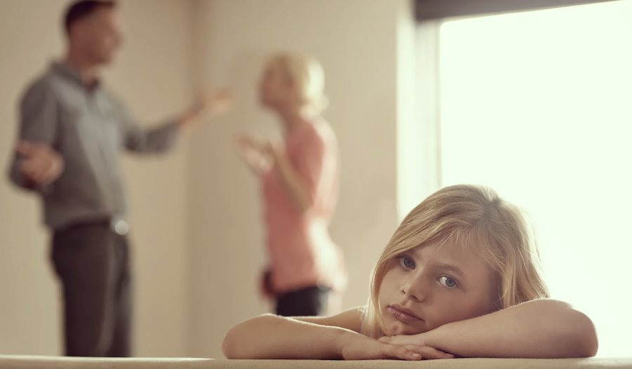 Dispute de couple devant un enfant triste