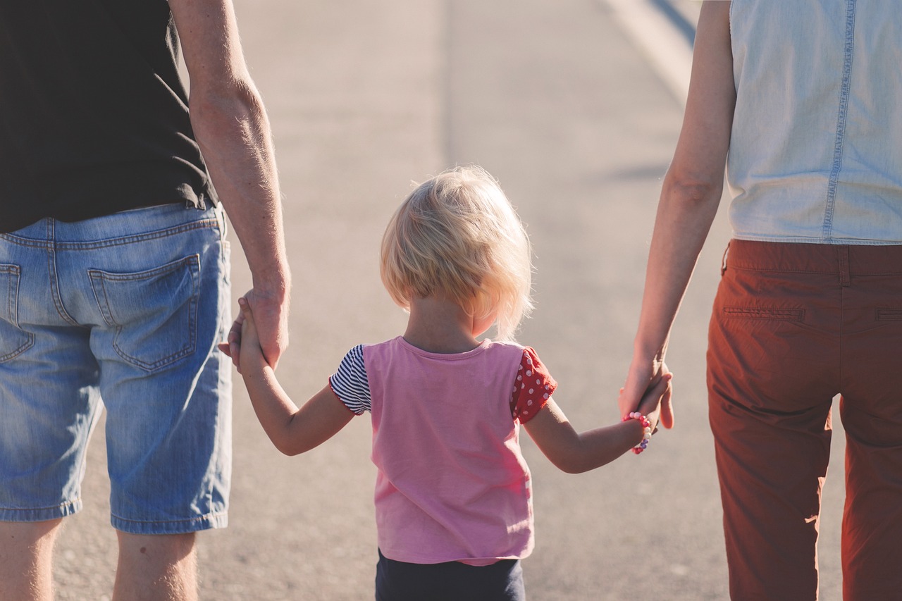 Parents qui tiennent un enfant par la main thérapie de couple