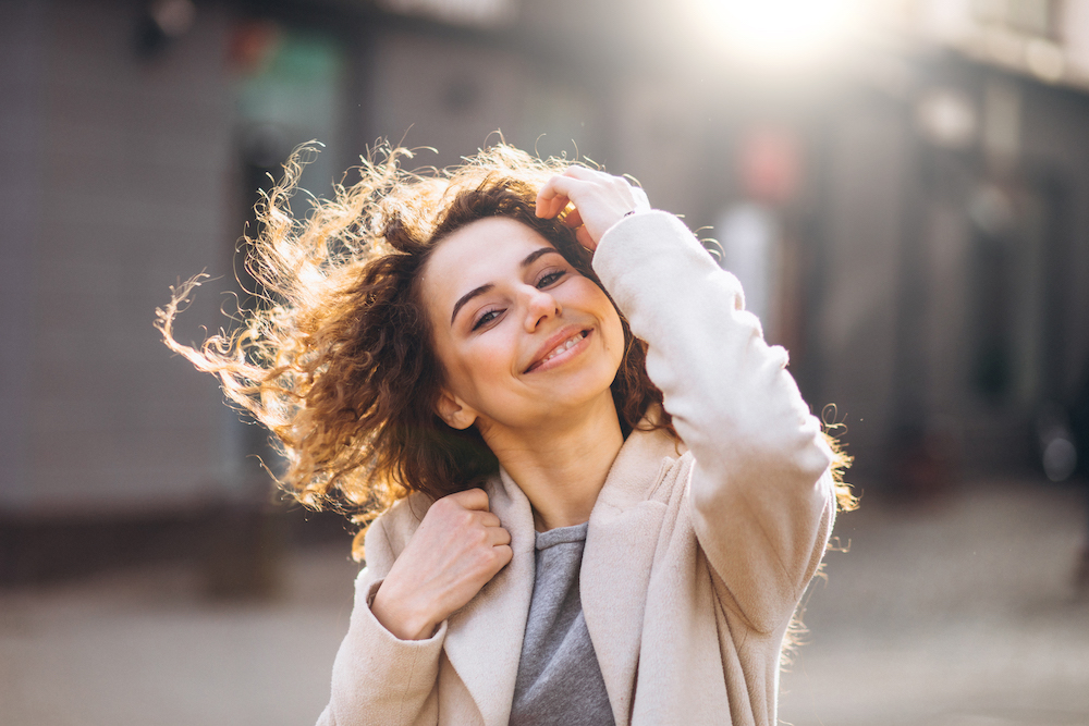 femme heureuse et radieuse thérapie individuelle