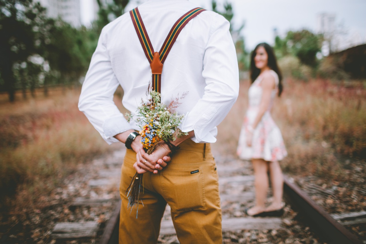 homme avec un bouquet de fleur surprise à sa compagne thérapie de couple