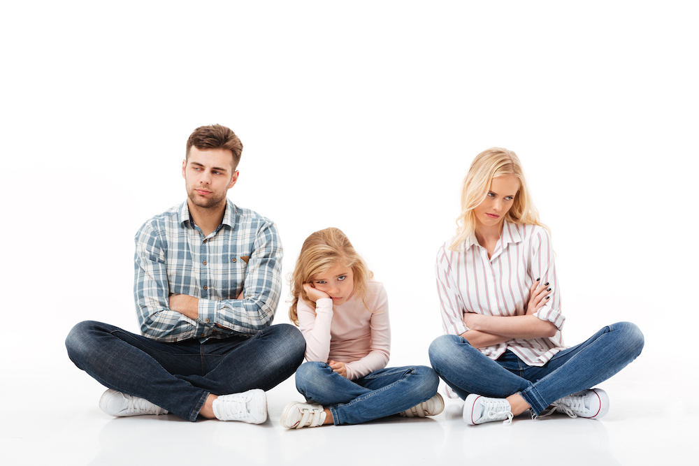 Un père, une fille et une mère qui sont assis et qui font la moue thérapie familiale