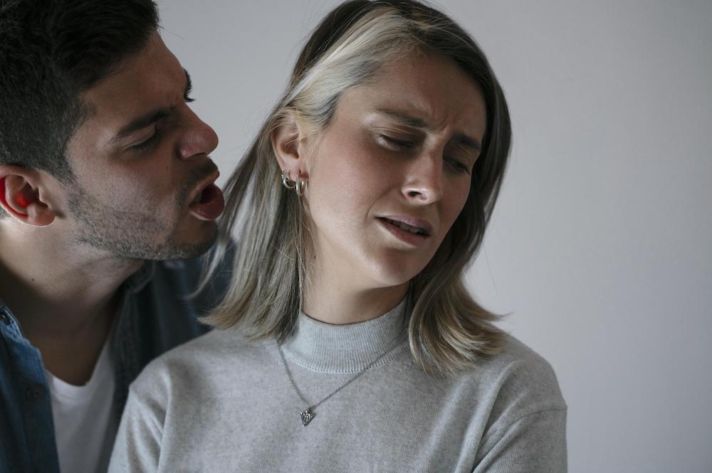 homme pervers narcissique criant sur une femme qui a peur thérapie de couple Colmar